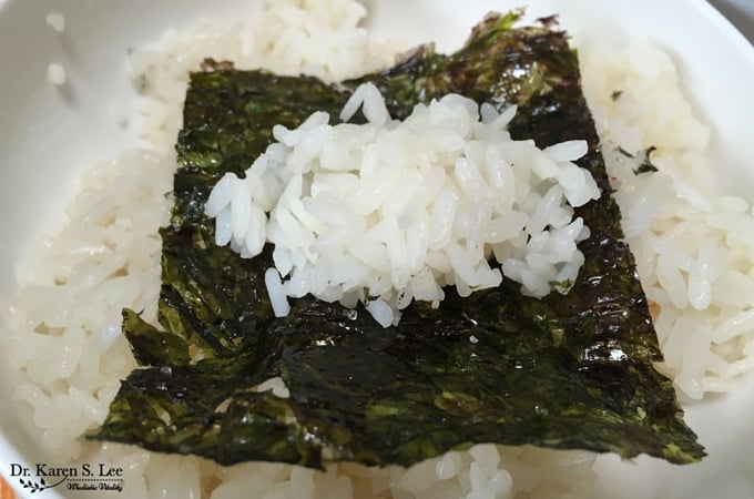 bowl of rice with gim on top and rice on top of gim