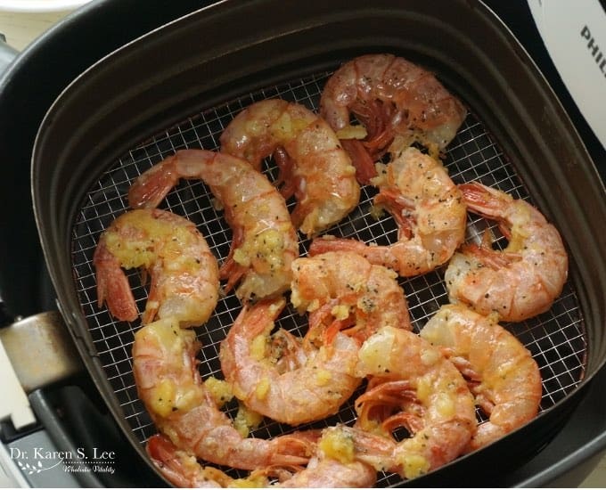 shrimps placed in the air fryer basket